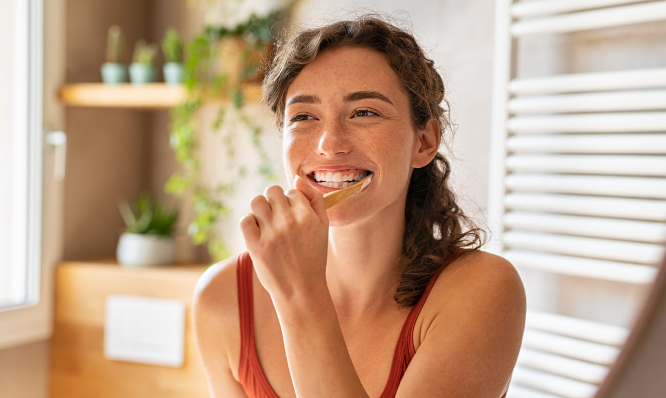 Чем отличаются отбеливание и профессиональная чистка зубов?