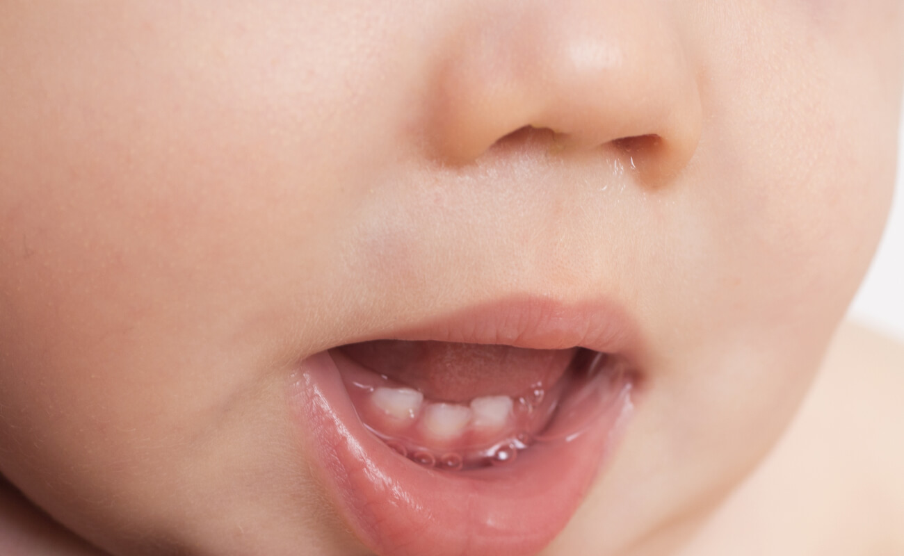 Прорезывание зубов у детей: когда и как?